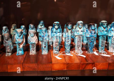 TURIN, ITALIEN - 19. AUGUST 2021: Blaue kleine Votivstatuetten während der ägyptischen Zivilisation, Ägyptisches Museum von Turin, Italien Stockfoto