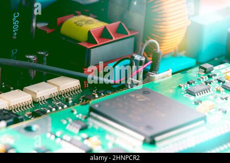 Elektronikplatine. Halbleiter-Motherboard-Technologie. Hauptplatine des Computers. Integrierter Halbleiter-Mikrochip auf grüner Leiterplatte. Hightech-Industrie und Informatik. Stockfoto