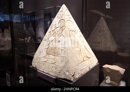 TURIN, ITALIEN - 19. AUGUST 2021: Pyramidion von Ramose, Ägyptisches Museum von Turin, Italien Stockfoto