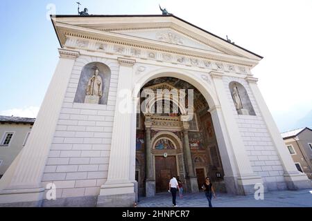 AOSTA, ITALIEN - 20. AUGUST 2021: Kathedrale von Aosta, die der Himmelfahrt der Jungfrau Maria und des heiligen Johannes des Täufers gewidmet ist Stockfoto