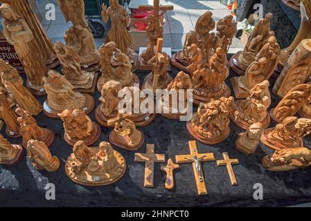 Handgefertigte christliche Kreationen aus Holz aus dem Heiligen Land (Israel), die während der Weihnachtszeit in einem Einkaufszentrum in Florida verkauft werden. Stockfoto