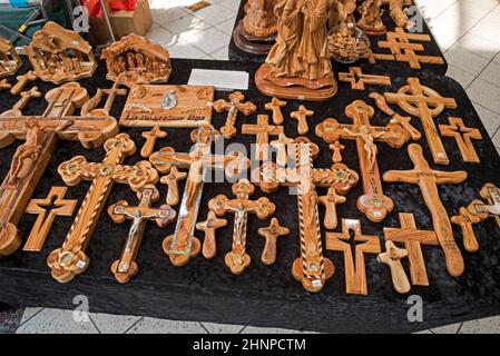 Handgefertigte christliche Kreationen aus Holz aus dem Heiligen Land (Israel), die während der Weihnachtszeit in einem Einkaufszentrum in Florida verkauft werden. Stockfoto