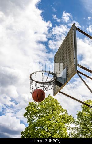 Verwitterter Basketballkorb an einem sonnigen Tag im Sommer Stockfoto