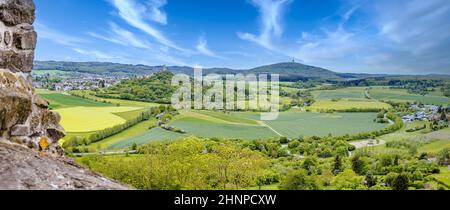 Panorama Blick auf Burgruine Vetzberg von der mittelalterlichen Burgruine gleiberg im Sommer mit schönen Mohnwiesen Stockfoto