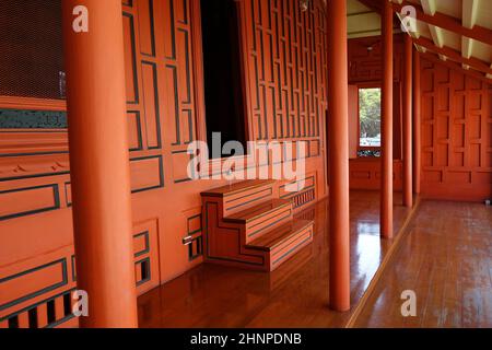 Eingang und Türen des roten Hauses im Thai National Museum, Bangkok, Thailand Stockfoto