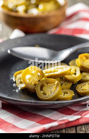 Eingelegtes Jalapeno in Scheiben. Grüne Jalapeno-Paprika auf dem Teller. Stockfoto