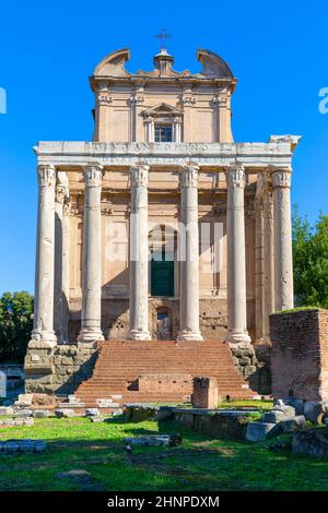 Überreste des Tempels von Antoninus und Faustina im Forum Romanum, Rom, Italien Stockfoto