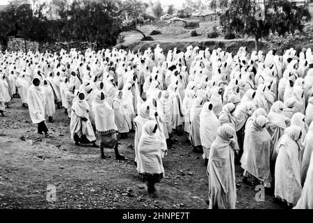 Die Menschen beobachten die Zeremonie eines Priesters, der die heilige Arche in einer Zeremonie durch die Straßen trägt Stockfoto