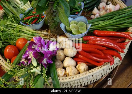 Bunte, gesunde und frische Früchte und Gemüse in Holzkorb, Fokus auf die violetten Blumen, Bangkok, Thailand Stockfoto
