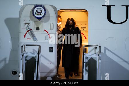 München, Deutschland. 17th. Februar 2022. Kamala Harris, Vizepräsidentin der Vereinigten Staaten, verlässt ihr Flugzeug, nachdem sie am Flughafen München landet. Harris wird an der Münchner Sicherheitskonferenz teilnehmen. Quelle: Sven Hoppe/dpa/Alamy Live News Stockfoto