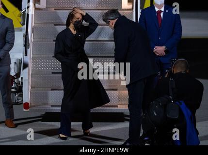 München, Deutschland. 17th. Februar 2022. Markus Söder (CSU), Ministerpräsident von Bayern, begrüßt Kamala Harris, Vizepräsidentin der Vereinigten Staaten, nach der Landung auf dem Flughafen München. Harris wird an der Münchner Sicherheitskonferenz teilnehmen. Quelle: Sven Hoppe/dpa/Alamy Live News Stockfoto