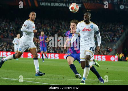 Nou Camp, Barcelona, Spanien. 17th. Februar 2022. Europa League Football, FC Barcelona gegen Napoli; Koulibaly kontrolliert den Ball vor Gavi Credit: Action Plus Sports/Alamy Live News Stockfoto