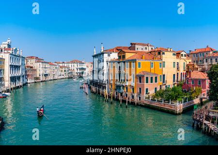 Die Leute genießen die Gondelfahrt im Canale Grande in Venedig Stockfoto