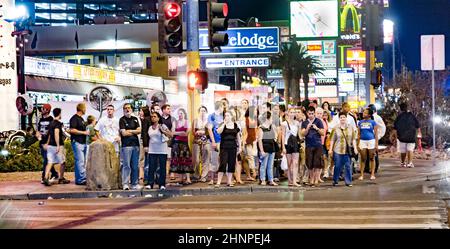 Fußgänger warten am Strip in Las Vegas auf grünes Licht, um die Straße zu überqueren. Stockfoto