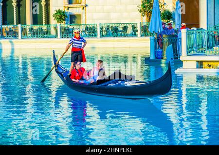 Venezianisches Thema mit Gondel auf dem Wasser und Caesars Casino Hotel, 17. Juli 2008 in Las Vegas, Nevada Stockfoto