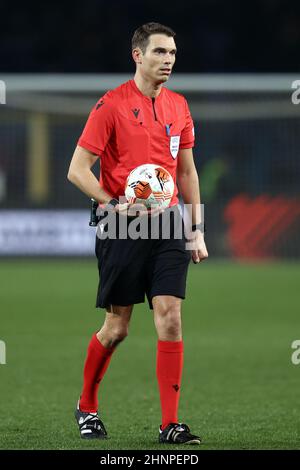 Gewiss Stadium, Bergamo, Italien, 17. Februar 2022, Der Schiedsrichter Sandro Scharer schaut während des Spiels Atalanta BC gegen Olympiakos - Fußball Europa League an Stockfoto