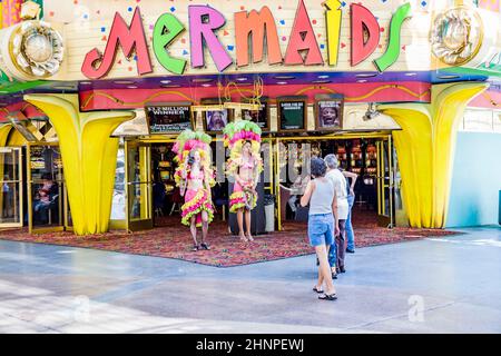 Barmädchen versuchen, Touristen durch Animation in das Casino in Fremont Street Experience zu bringen Stockfoto