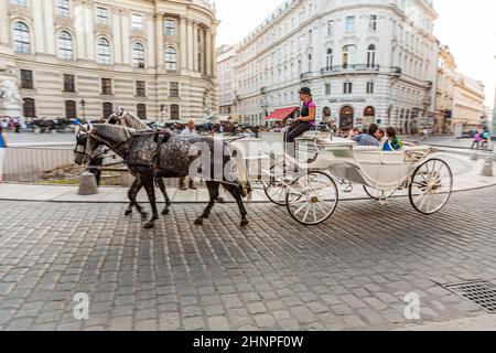 Die Leute haben eine Fahrt in der Pferdekutsche namens Fiaker Stockfoto