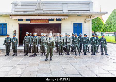 Parade der Könige Wachen, im Großen Palast, kontrollieren Wachen den Eingang des Haupttores des Großen Palastes in Bangkok, Thailand Stockfoto