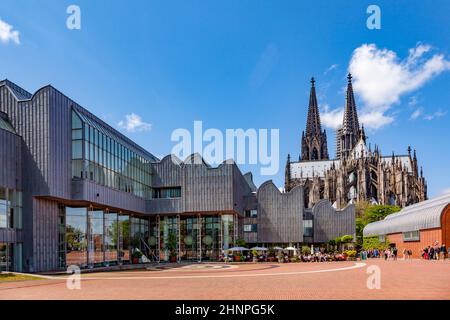 Das Museum Ludwig für Moderne Kunst in Köln mit dem Kölner Dom Stockfoto