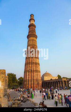 Die Menschen besuchen Qutb Minar, Delhi, das höchste aus Ziegelsteinen gebaute Minarett der Welt Stockfoto