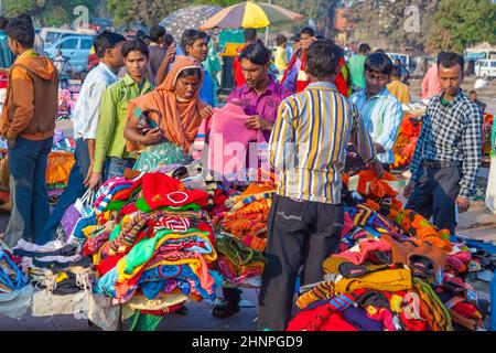 Am frühen Morgen gehen die Leute auf dem zentralen Markt Meena Bazaa einkaufen Stockfoto