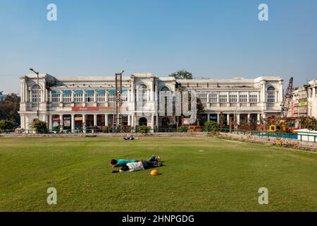 Die Menschen ruhen am Connaught Place. Es ist eines der größten Finanz-, Handels- und Geschäftszentren in Delhi, Indien Stockfoto