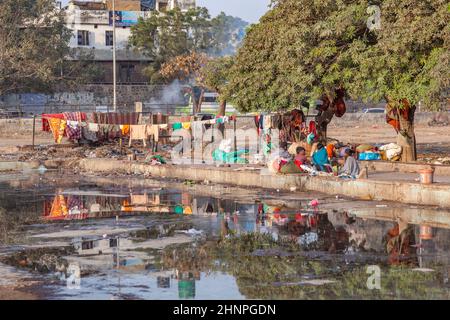 Arme Menschen leben an der Promenade eines Kanals in der Nähe des Meena Bazaar Market in Alt-Delhi, Indien. Stockfoto