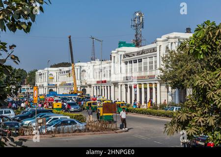 Menschen am Connaught Place. Es ist eines der größten Finanz-, Handels- und Geschäftszentren in Delhi, Indien Stockfoto