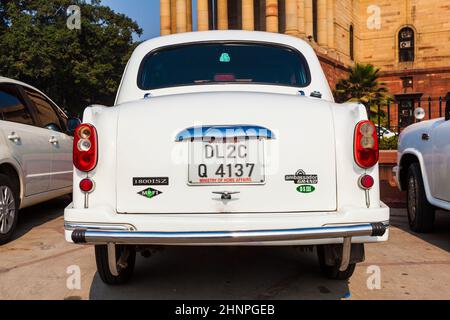 Offizielle Autos des Hindustan Ambassador parken vor dem North Block, dem Sekretariat Gebäude in Delhi, Indien Stockfoto