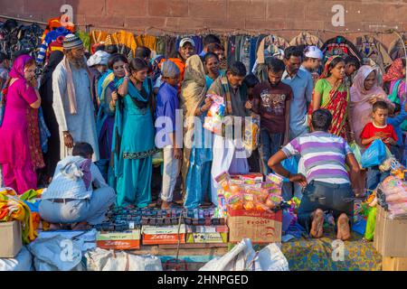 Am frühen Morgen gehen die Leute auf dem zentralen Markt Meena Bazaa einkaufen Stockfoto