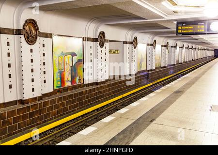 Der Zug fährt an der U-Bahn-Station Breitenbachplatz in Berlin vorbei Stockfoto