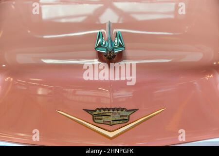 Pink 1956 Cadillac-Symbol am Flughafen Stockfoto