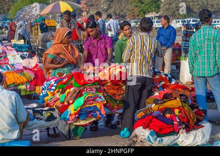 Am frühen Morgen gehen die Leute auf dem zentralen Markt Meena Bazaa einkaufen Stockfoto