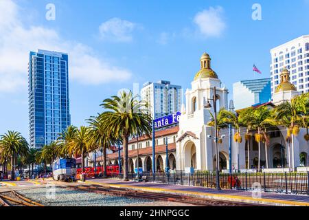 Der Zug kommt am Union Station in San Diego, USA an Stockfoto