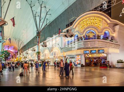 Menschen in der Fremont Street im Golden Nugget Hotel und Casino in der Innenstadt von Las Vegas Stockfoto