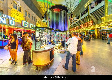 Die Menschen besuchen die Fremont Street in Las Vegas, Nevada Stockfoto