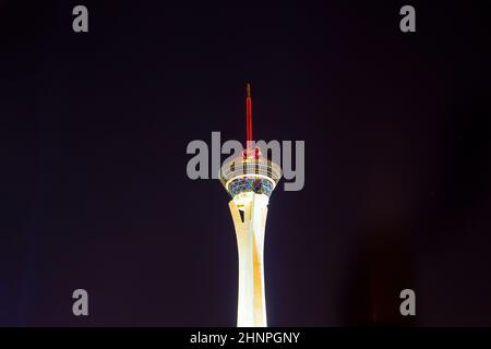 Die Nachtlichter des Sahara Casino und des Stratosphere Tower laden Urlauber ein, im Casino zu spielen und Glück zu versuchen Stockfoto