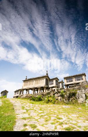 Granit, Grab-wie "Spalieren" (Getreidespeicher) bei Lindoso Schlosspark, Da Peneda Geres Nationalpark, Portugal Stockfoto