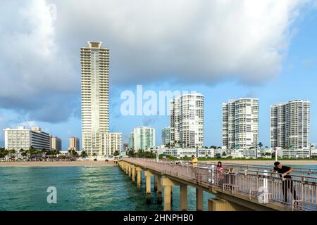 Menschen am Angelpier in Sunny Isles Beach, Florida Stockfoto