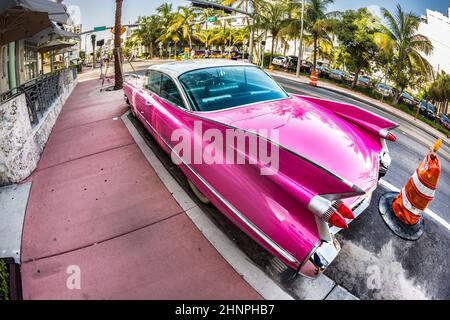 Cadillac Vintage Auto geparkt am Ocean Drive in Miami Beach Stockfoto