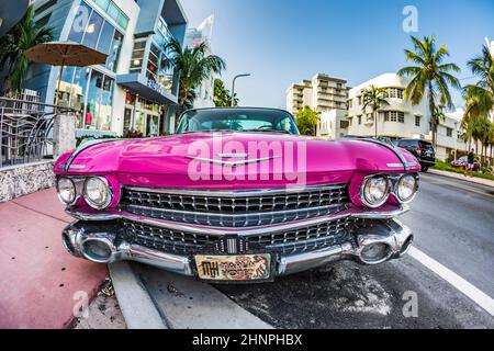 Cadillac Vintage Auto geparkt am Ocean Drive in Miami Beach Stockfoto