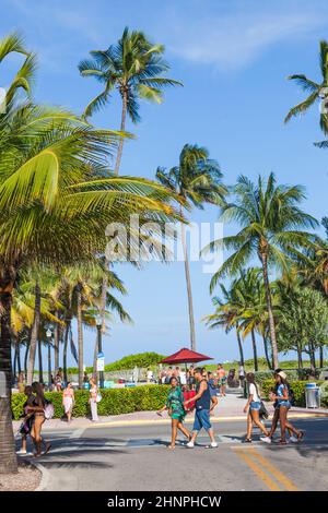 Am Ocean Drive in South Beach laufen die Menschen entlang der Promenade Stockfoto