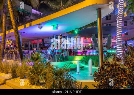 Die Menschen genießen das Nachtleben am Ocean Drive entlang von South Beach Miami im historischen Art déco-Viertel mit Hotels, Restaurants und Bars Stockfoto