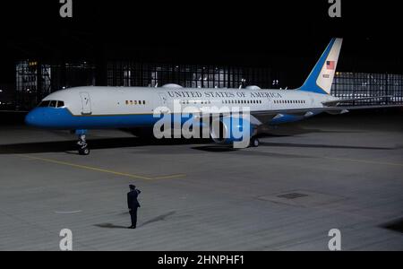 München, Deutschland. 17th. Februar 2022. Das Flugzeug, das Kamala Harris, Vizepräsidentin der Vereinigten Staaten, mit sich führt, nimmt nach der Landung am Flughafen München ein Taxi zur Parkposition. Harris wird an der Münchner Sicherheitskonferenz teilnehmen. Quelle: Sven Hoppe/dpa/Alamy Live News Stockfoto