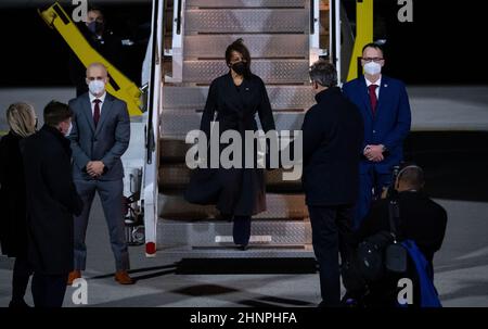 München, Deutschland. 17th. Februar 2022. Markus Söder (CSU), Ministerpräsident von Bayern, begrüßt Kamala Harris, Vizepräsidentin der Vereinigten Staaten, nach der Landung auf dem Flughafen München. Harris wird an der Münchner Sicherheitskonferenz teilnehmen. Quelle: Sven Hoppe/dpa/Alamy Live News Stockfoto