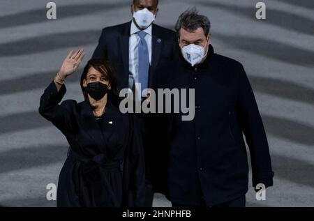 München, Deutschland. 17th. Februar 2022. Markus Söder (CSU), Ministerpräsident von Bayern, begrüßt Kamala Harris, Vizepräsidentin der Vereinigten Staaten, nach der Landung auf dem Flughafen München. Harris wird an der Münchner Sicherheitskonferenz teilnehmen. Quelle: Sven Hoppe/dpa/Alamy Live News Stockfoto