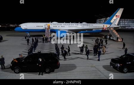 München, Deutschland. 17th. Februar 2022. Markus Söder (CSU), Ministerpräsident von Bayern, begrüßt Kamala Harris, Vizepräsidentin der Vereinigten Staaten, nach der Landung auf dem Flughafen München. Harris wird an der Münchner Sicherheitskonferenz teilnehmen. Quelle: Sven Hoppe/dpa/Alamy Live News Stockfoto