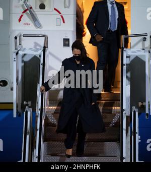 München, Deutschland. 17th. Februar 2022. Kamala Harris, Vizepräsidentin der Vereinigten Staaten, verlässt ihr Flugzeug, nachdem sie am Flughafen München landet. Harris wird an der Münchner Sicherheitskonferenz teilnehmen. Quelle: Sven Hoppe/dpa/Alamy Live News Stockfoto