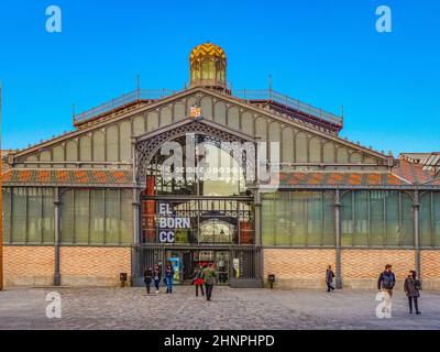 Die Menschen besuchen den alten Markt in Barcelona, Spanien Stockfoto